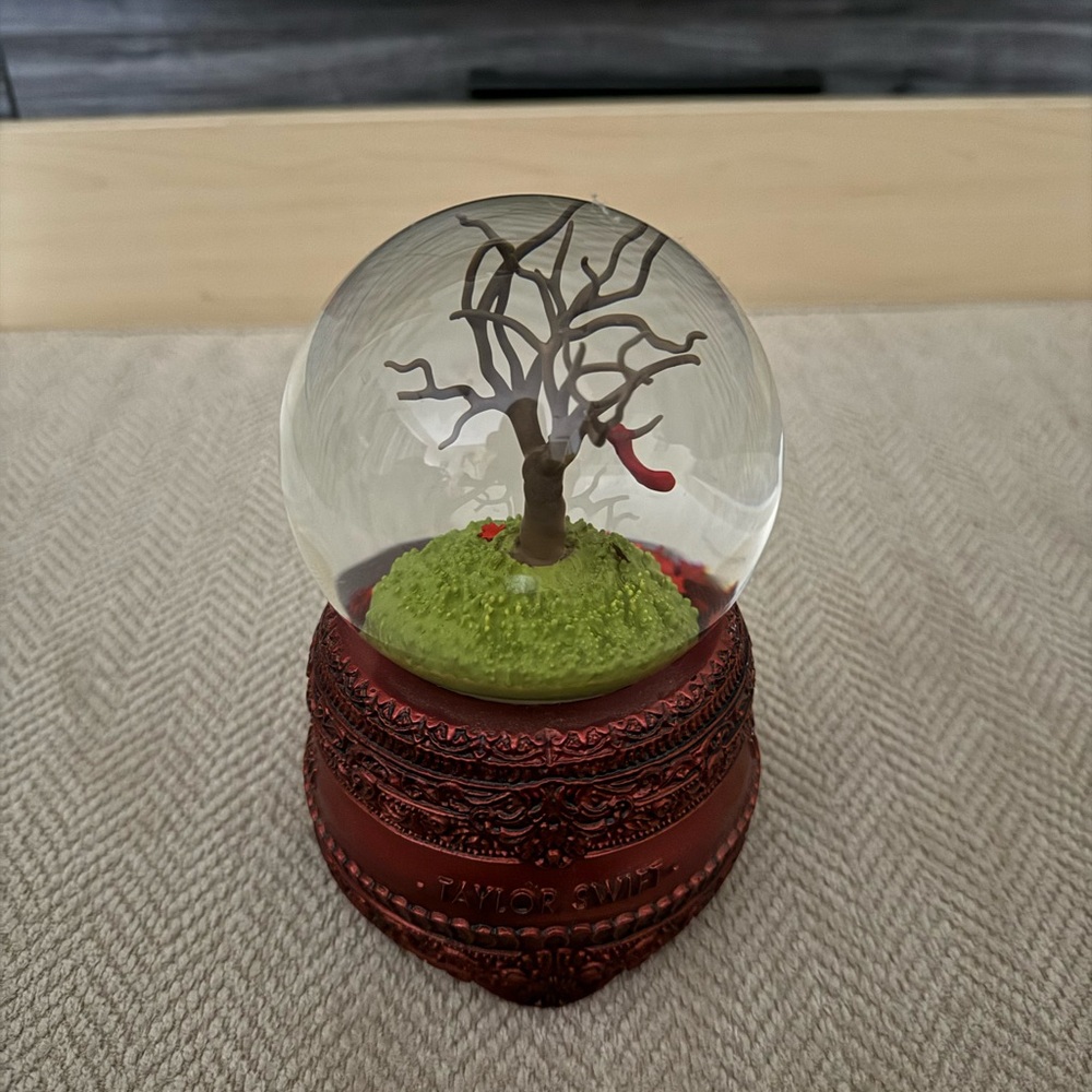 Taylor Swift All too well snow globe